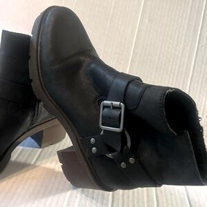 Woman’s Lucky Black Leather zippered heeled Ankle Boots size 9 1/2